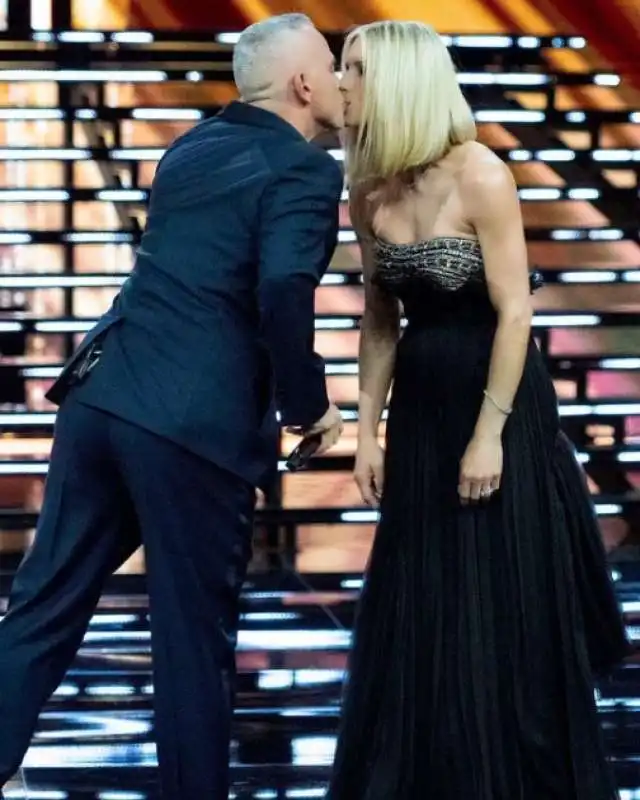 il bacio tra michelle hunziker e eros ramazzotti 7