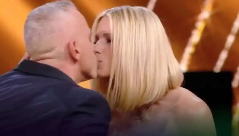 il bacio tra michelle hunziker e eros ramazzotti 8