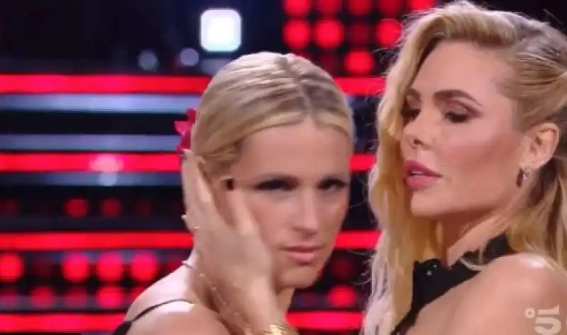 il bacio tra michelle hunziker e ilary blasi 7