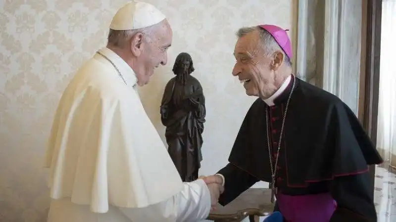 il cardinale ladaria col papa francesco 