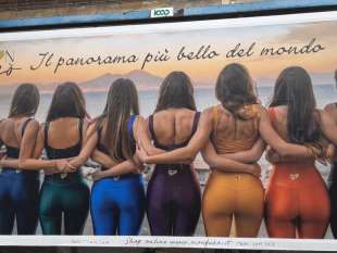 il cartellone pubblicitario a napoli con il lato b di sette ragazze 4