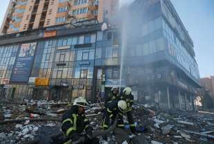 il palazzo colpito da un missile a kiev 3