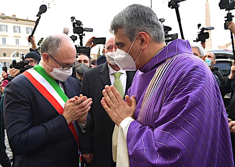 il sindaco roberto gualtieri e mons valter insero foto di bacco