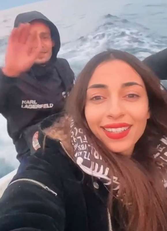 influencer tunisina chaima ben mahmoude sul barcone dei migranti 1