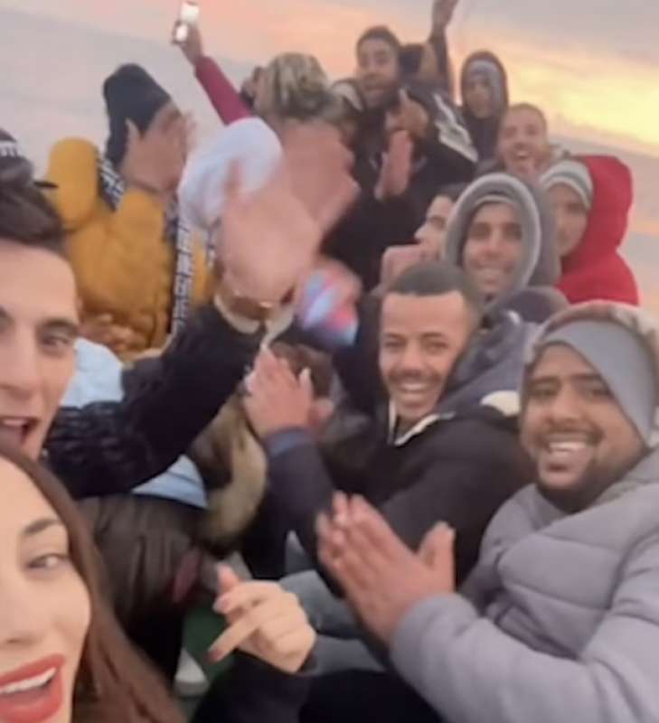 influencer tunisina chaima ben mahmoude sul barcone dei migranti 3