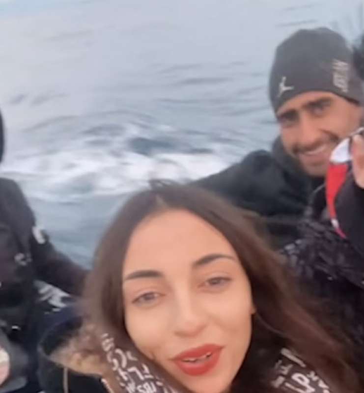 influencer tunisina chaima ben mahmoude sul barcone dei migranti 4