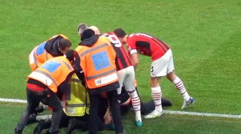 invasore picchiato dagli steward durante il derby di milano 1