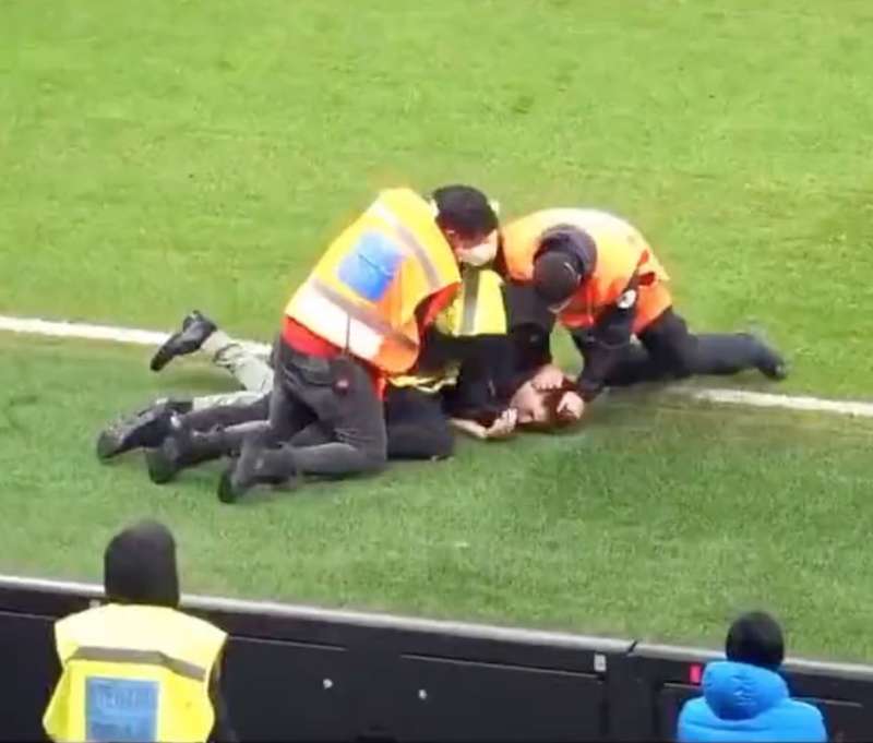 invasore picchiato dagli steward durante il derby di milano 3