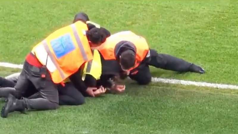 invasore picchiato dagli steward durante il derby di milano 4