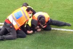 invasore picchiato dagli steward durante il derby di milano 5