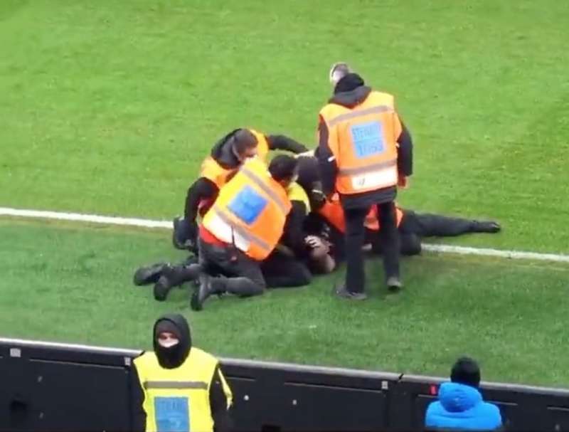 invasore picchiato dagli steward durante il derby di milano 7