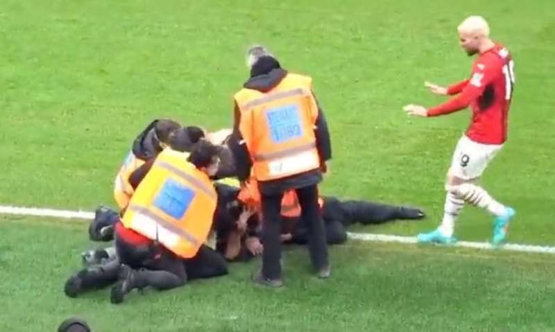 invasore picchiato dagli steward durante il derby di milano 8