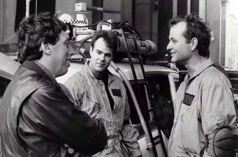 ivan reitman, dan aykroyd e bill murray sul set di ghostbusters  