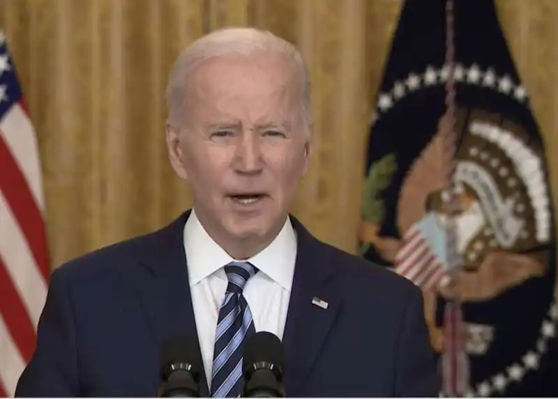 joe biden  annuncia sanzioni contro la russia.  