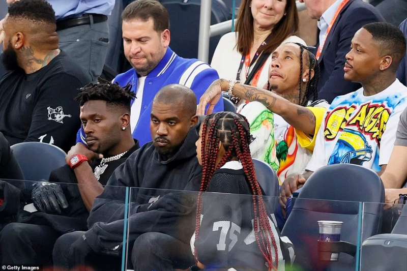 kanye west con la figlia north west al superbowl