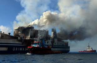 la euroferry olympia in fiamme 1