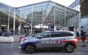 la polizia francese spara e ammazza un uomo armato di coltello 3