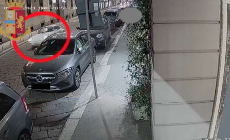 ladri rubano porsche a milano 3