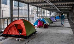 Lavoratori domestici dormono per strada a Hong Kong 2