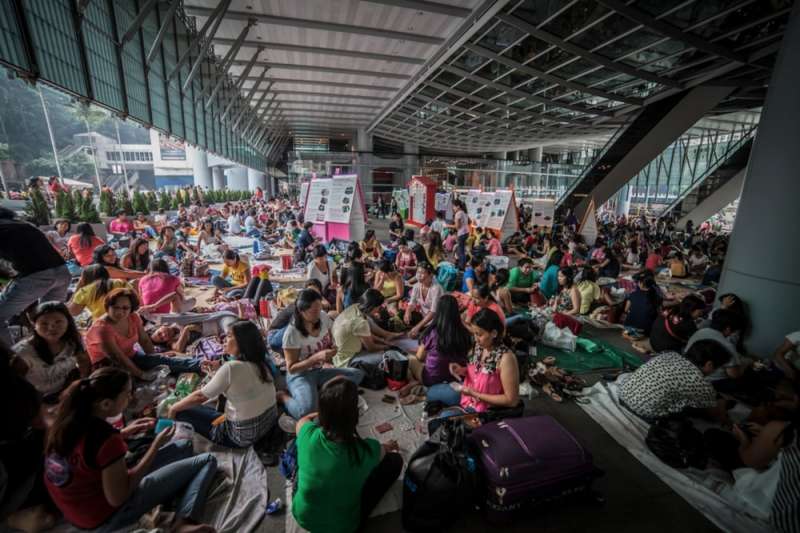 Lavoratori domestici dormono per strada a Hong Kong 3