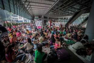 Lavoratori domestici dormono per strada a Hong Kong 3