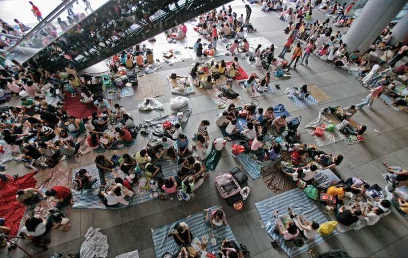 Lavoratori domestici dormono per strada a Hong Kong 4