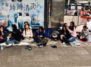 Lavoratori domestici dormono per strada a Hong Kong 5