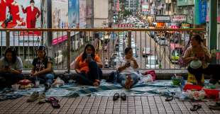 Lavoratori domestici dormono per strada a Hong Kong 6