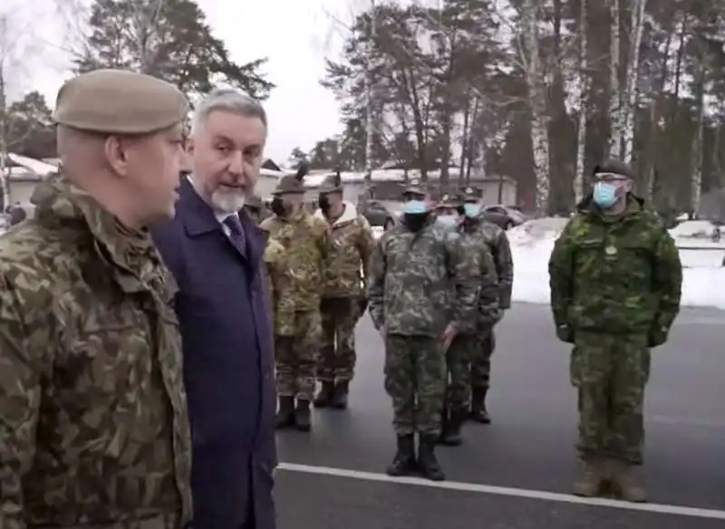 lorenzo guerini in visita a riga in lettonia