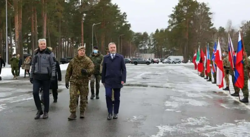 lorenzo guerini visita gli alpini in lettonia