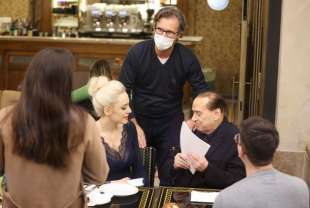 marta fascina e silvio berlusconi da cracco in galleria, a milano 10