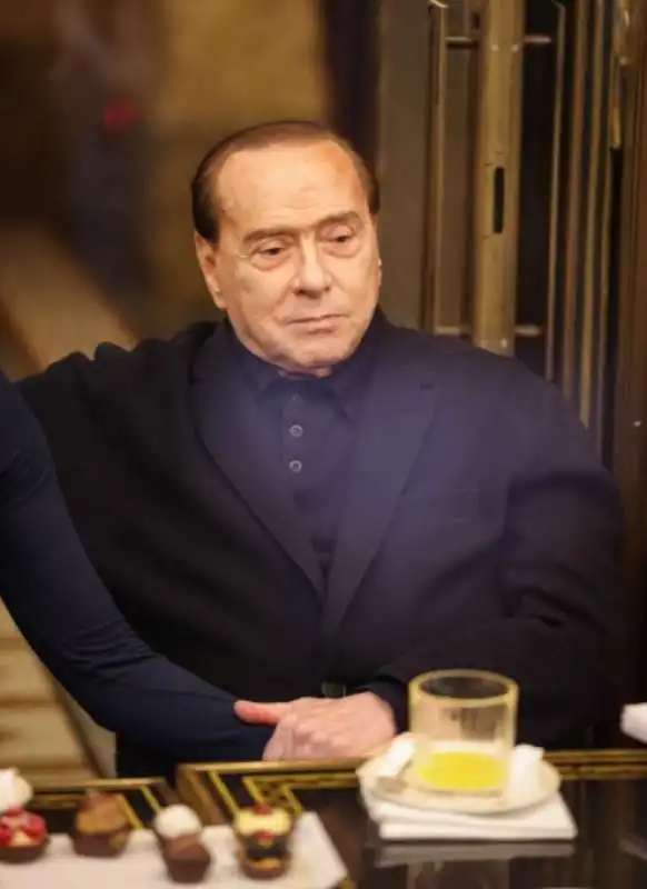 marta fascina e silvio berlusconi da cracco in galleria, a milano   5