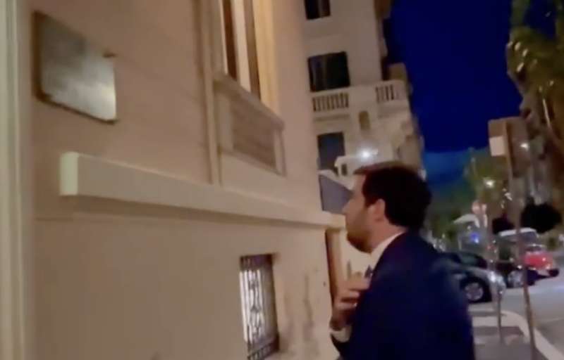 matteo salvini porta un mazzo di fiori all ambasciata ucraina