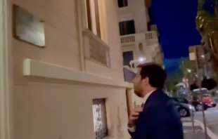 matteo salvini porta un mazzo di fiori all ambasciata ucraina