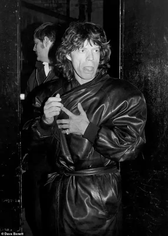 mick jagger si avvolge in un cappotto di pelle durante una serata fuori