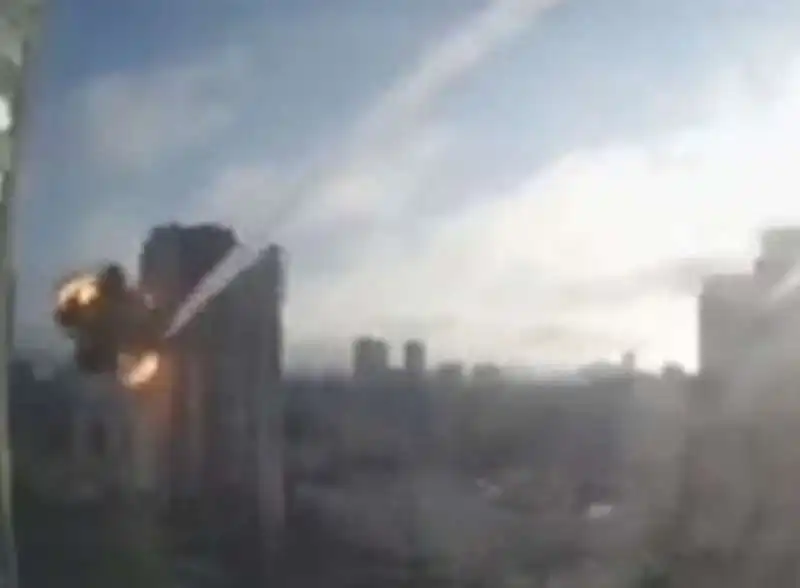 missile colpisce un edificio residenziale a kiev 