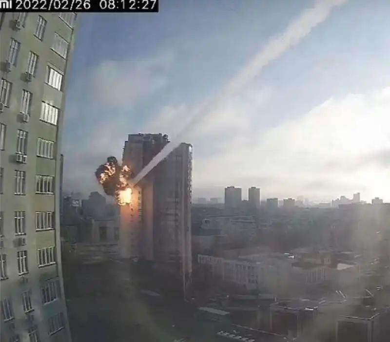 missile colpisce un palazzo di kiev 