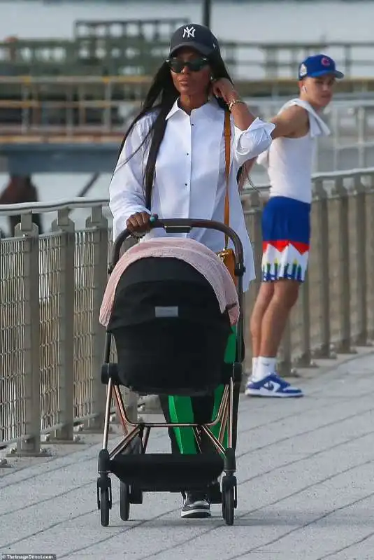 Naomi Campbell con il passeggino 2