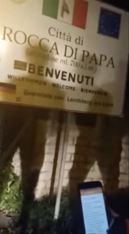 no vax fanno pipi sul cartellone di rocca di papa