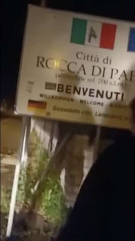 no vax fanno pipi sul cartellone di rocca di papa