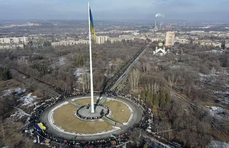 persone in piazza a kramatorsk sotto la bandiera ucraina