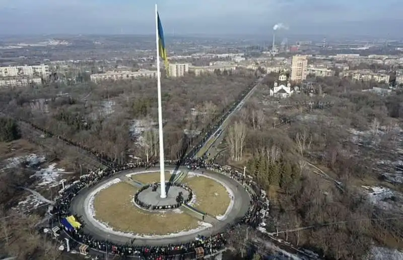 persone in piazza a kramatorsk sotto la bandiera ucraina 