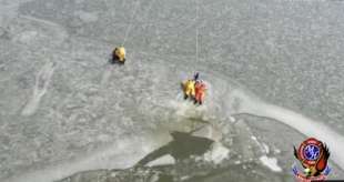 pompieri salvano adolescenti in un lago ghiacciato durante esercitazione 6