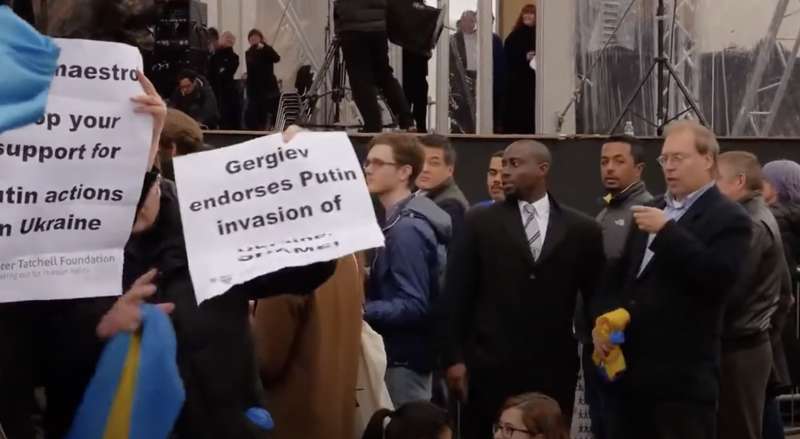 protesta contro valery gergiev a londra trafalgar square 11 maggio 2014.