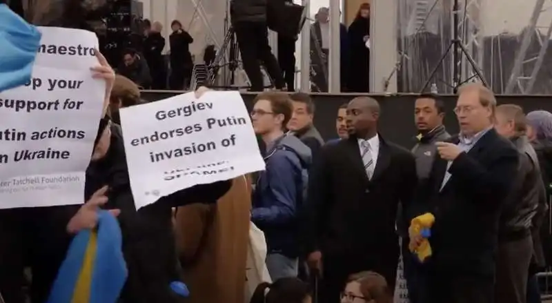 protesta contro valery gergiev a londra   trafalgar square   11 maggio 2014.   