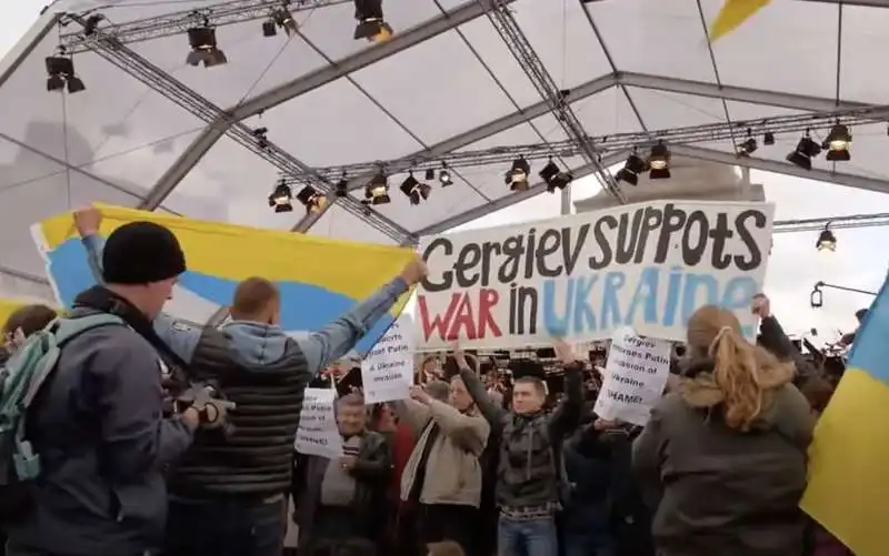 protesta contro valery gergiev a londra   trafalgar square   11 maggio 2014.    