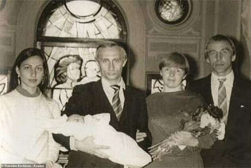 putin con la moglie e la prima figlia mariya nel 1985