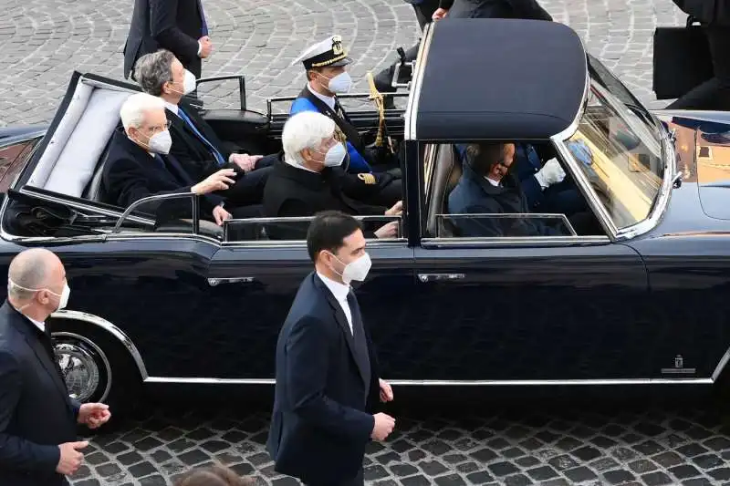 sergio mattarella con mario draghi e ugo zampetti sulla lancia flaminia