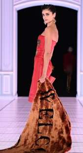 sfilata moschino alla milano fashion week 2