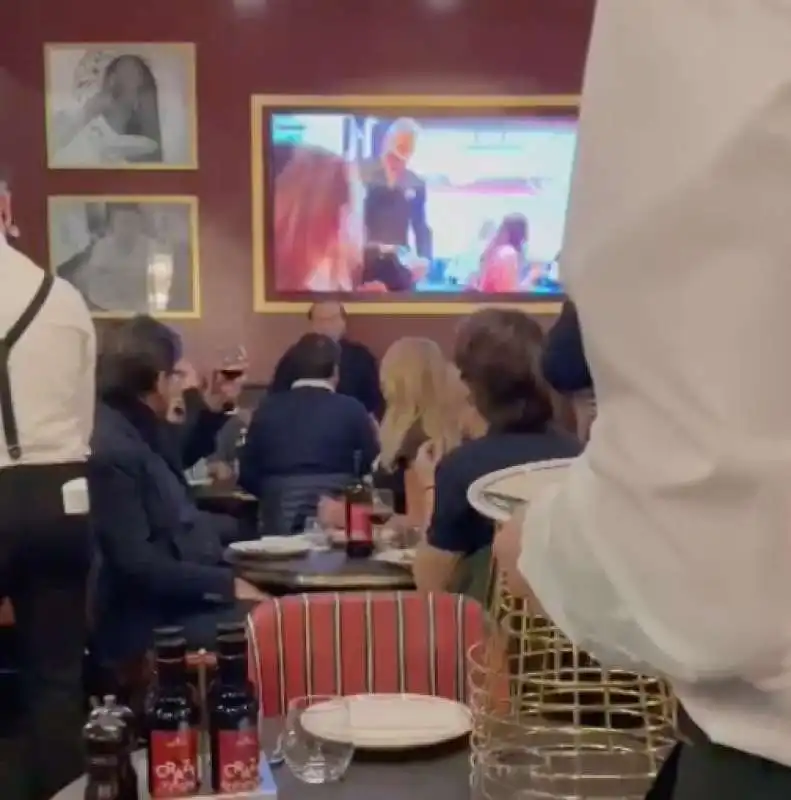 silvio berlusconi e matteo salvini al crazy pizza di briatore   3